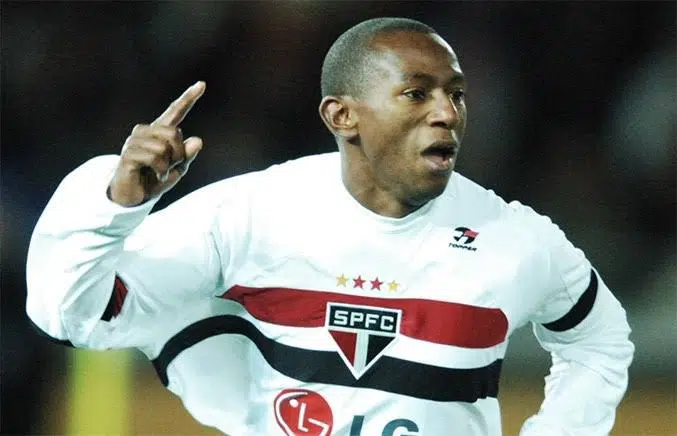 Autor do gol do título mundial em 2005, Mineiro está há 14 anos morando fora do Brasil