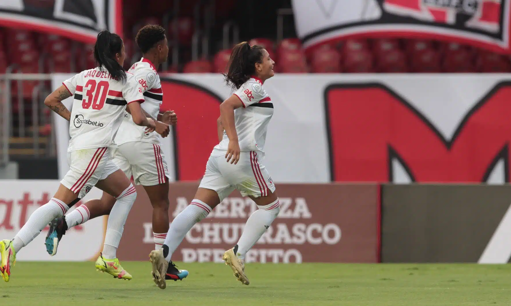 São Paulo é superior e vence o Corinthians no primeiro jogo da final do Paulistão Feminino