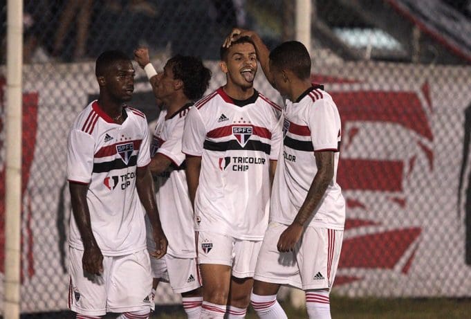 São Paulo supera problemas, bate Cruzeiro e vai as semifinais da Copinha