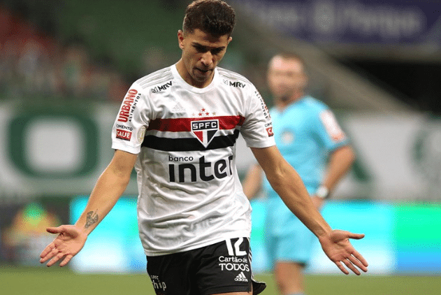 Vitor Bueno aguarda ofertas, mas deve ser atleta do Athletico-PR