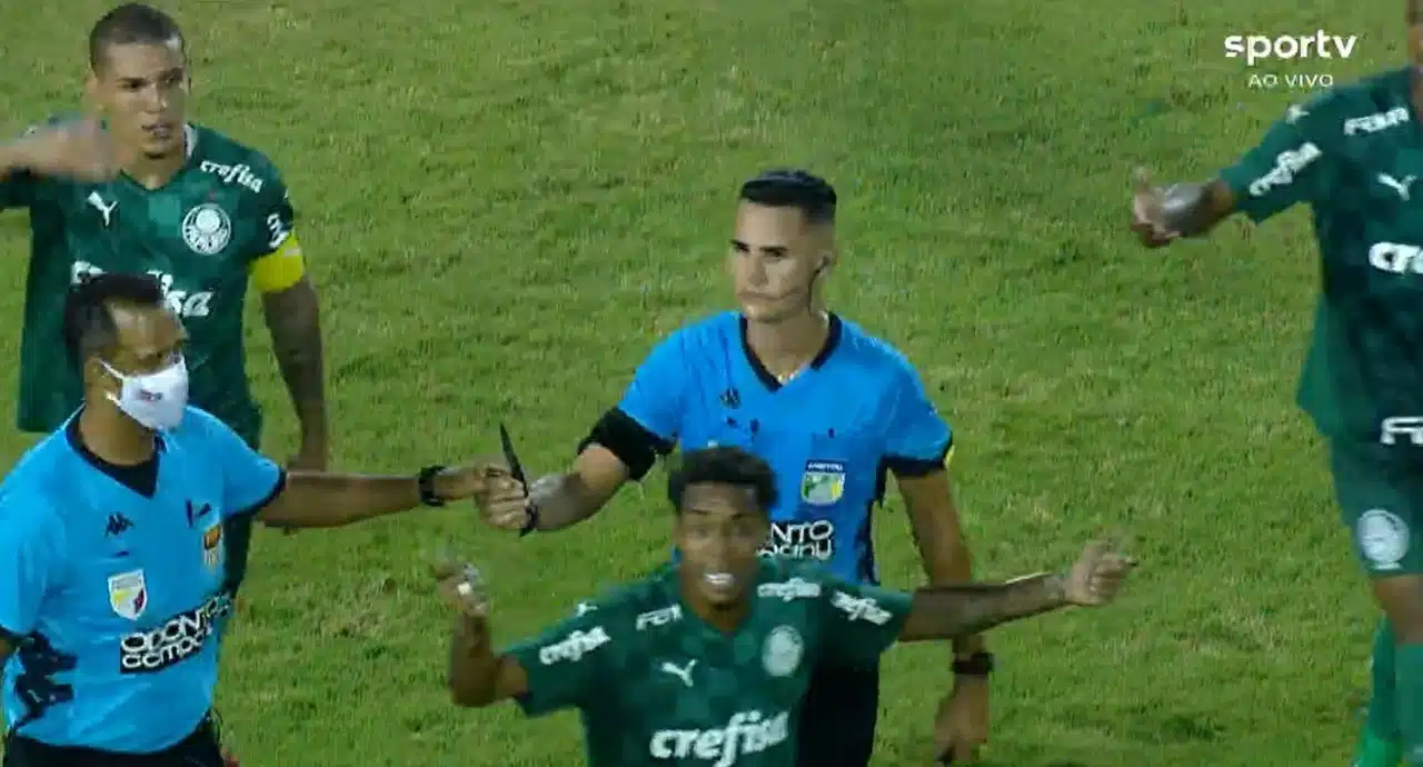 Confusão marca semifinal da Copinha com invasão de torcedores e faca é encontrada no gramado