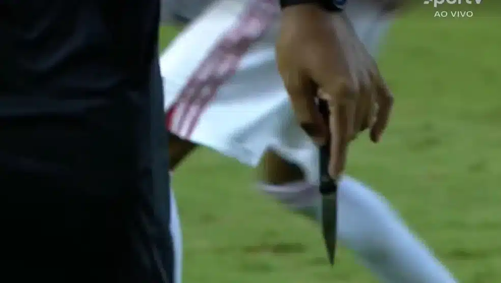Confusão marca semifinal da Copinha com invasão de torcedores e faca é encontrada no gramado