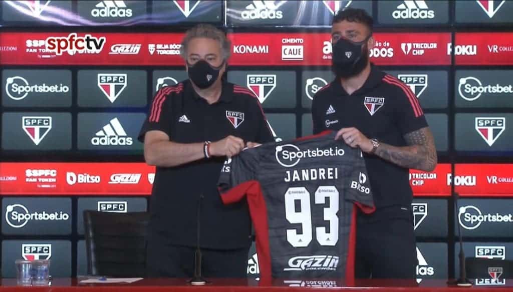 Assista à coletiva de apresentação do goleiro Jandrei no São Paulo