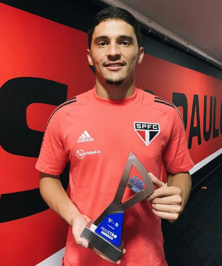 Pablo Maia marca e garante prêmio de melhor jogador da partida