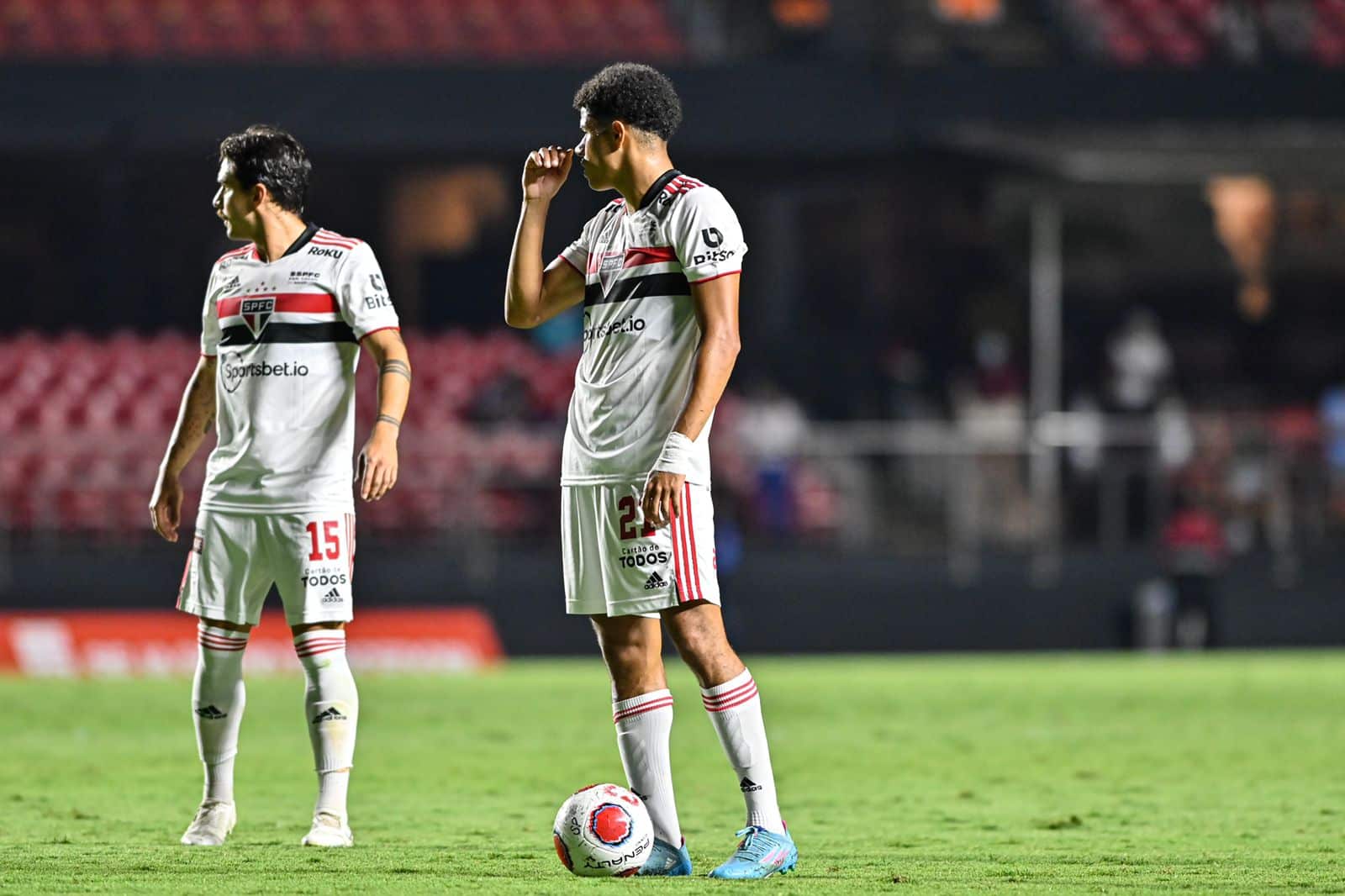 Rogério Ceni faz novas mudanças no time titular do São Paulo para o jogo contra a Ponte Preta