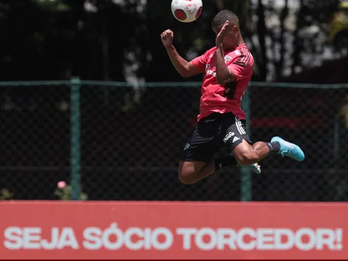 Alisson retorna aos treinamentos no São Paulo.