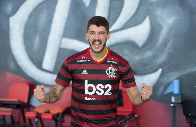 São Paulo teria procurado Flamengo por Gustavo Henrique.