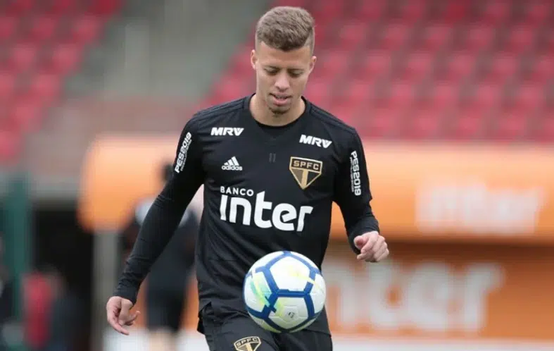 Botafogo encaminha contratação de Lucas Fernandes