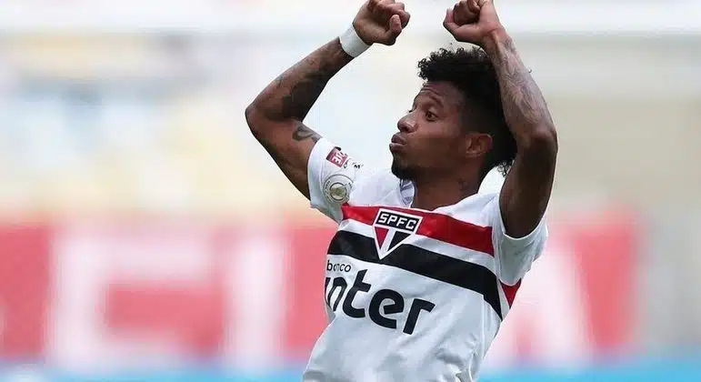 Botafogo tenta contratar Tchê Tchê