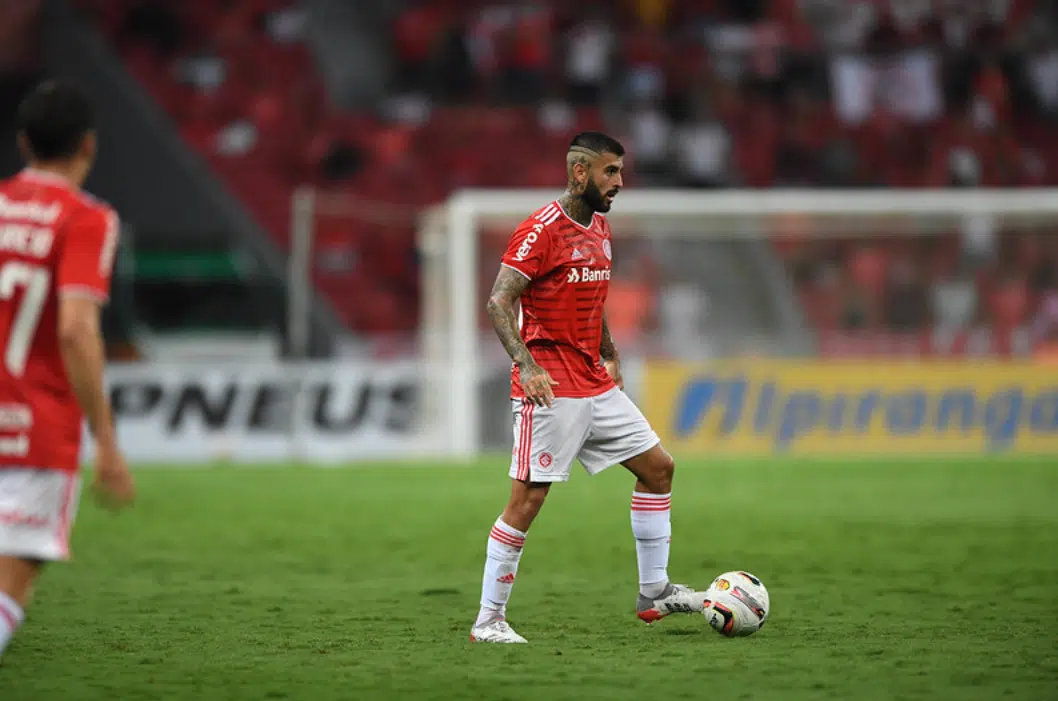 Liziero perde chance de gol incrível na Sul-Americana e divide opiniões entre a torcida do Internacional