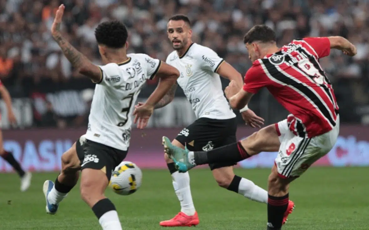 Pela 7ª rodada do Brasileirão, o São Paulo enfrentou o Corinthians fora de casa e fez um bom primeiro tempo na Neo Química Arena, indo para o intervalo com a vantagem de 1x0 no placar com gol marcado por Jonathan Calleri nos minutos finais da primeira etapa.