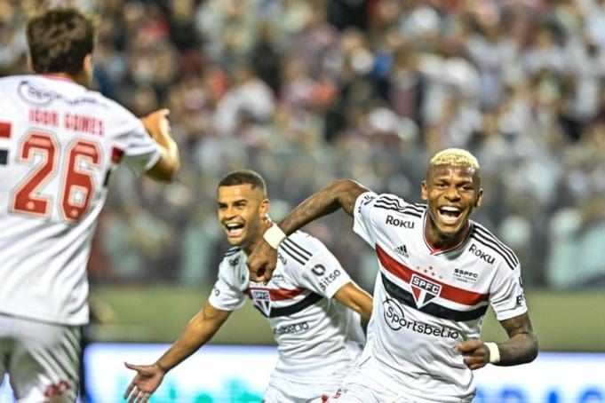 Com gols de Arboleda e Igor Vinícius, São Paulo garante classificação às oitavas da Copa do Brasil