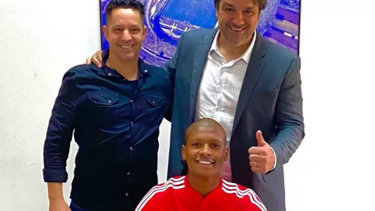 São Paulo renova o contrato do volante Léo Silva até 2024