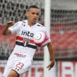O atacante Marcos Guilherme assina contrato com o São Paulo
