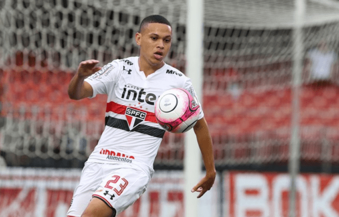 O atacante Marcos Guilherme assina contrato com o São Paulo