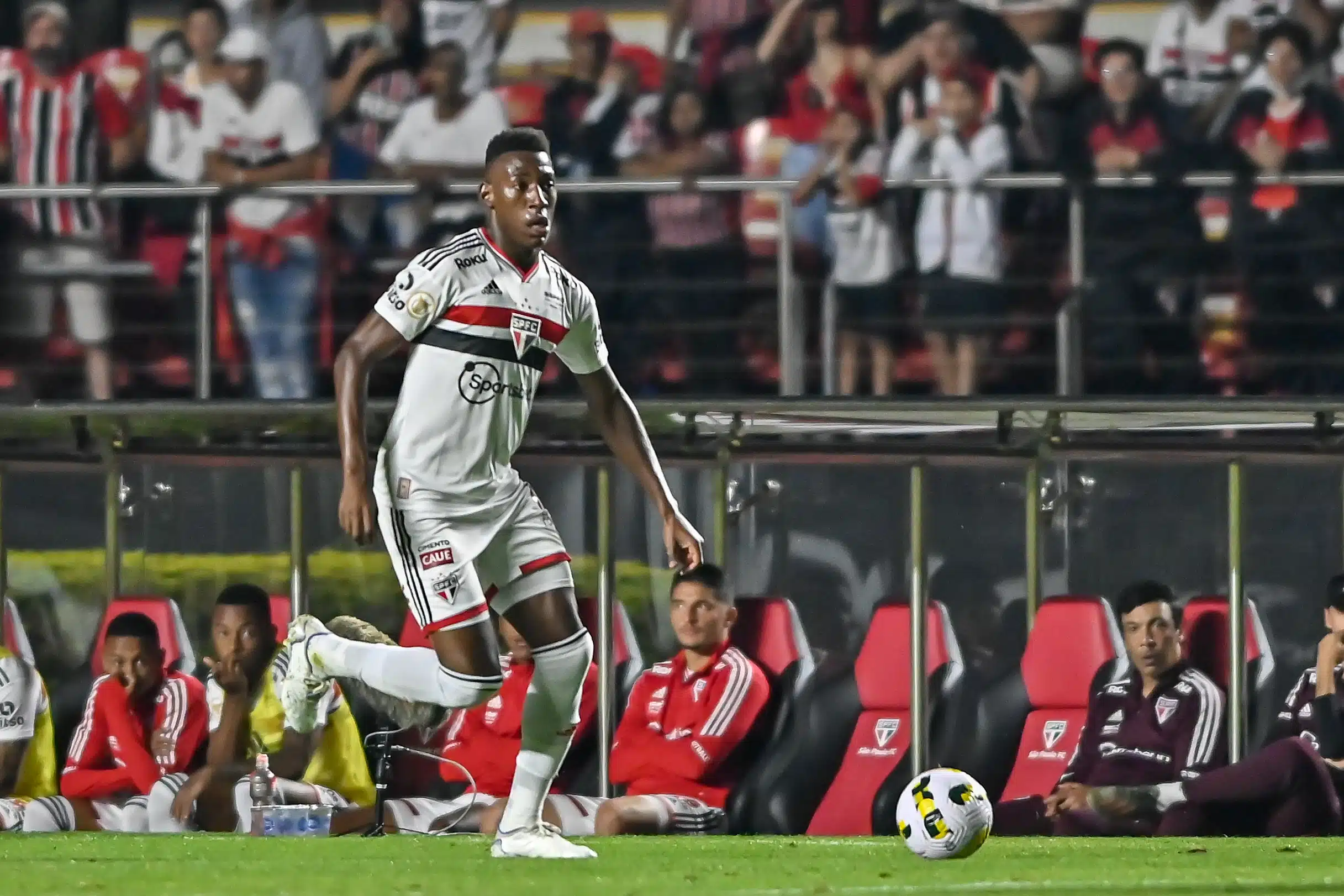 Rogério mantém três zagueiros no time titular do São Paulo contra o Avaí