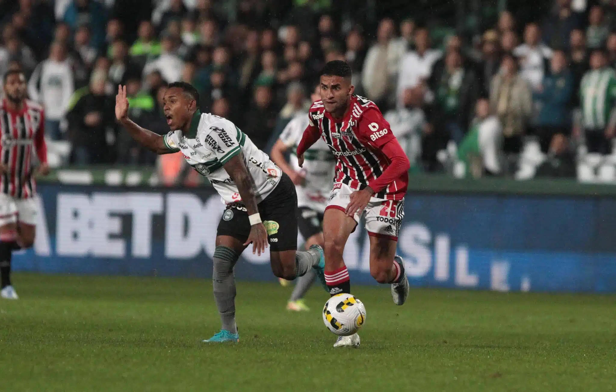 São Paulo segue sem vencer como visitante no Brasileirão ao empatar com o Coritiba em 1x1