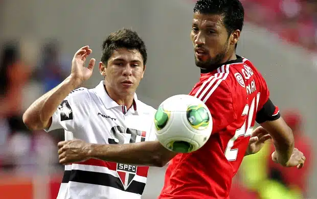 Osvaldo, em disputa de bola com Garay, do Benfica