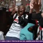 Torcedora fanática do SPFC de 100 anos acompanha jogo emocionante da Sul-Americana pelo rádio