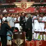 São-paulinos recebem troféu da Copa Eusébio