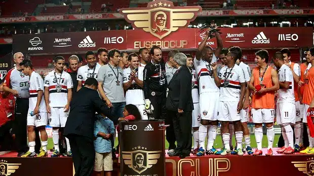 São-paulinos recebem troféu da Copa Eusébio
