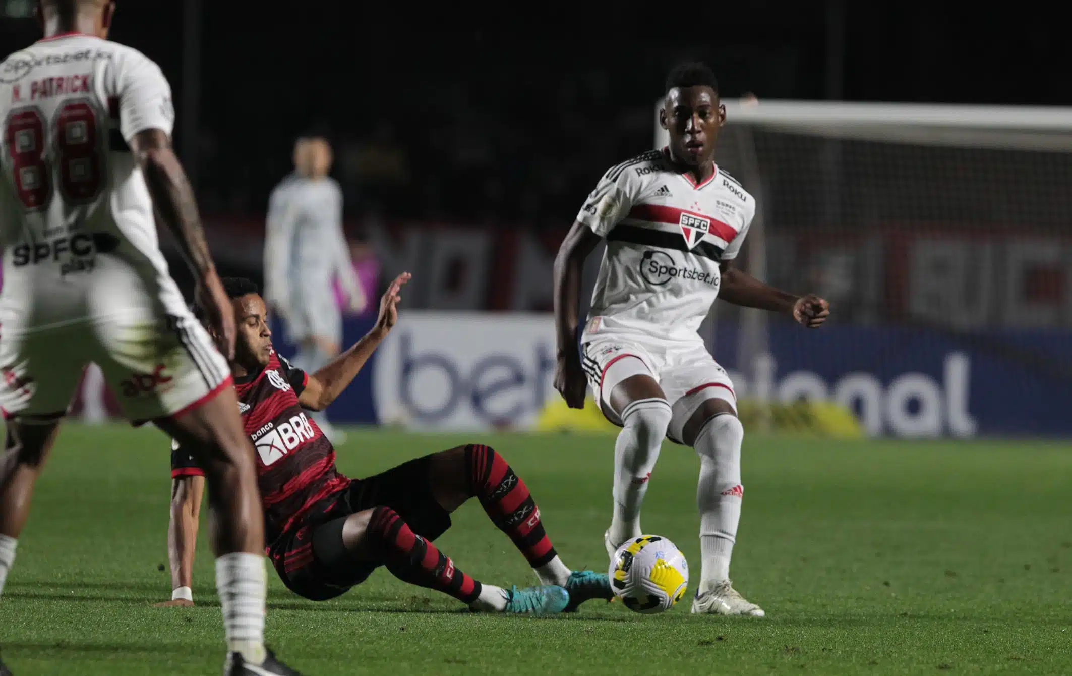 Ceni fala sobre setor defensivo contra o Flamengo