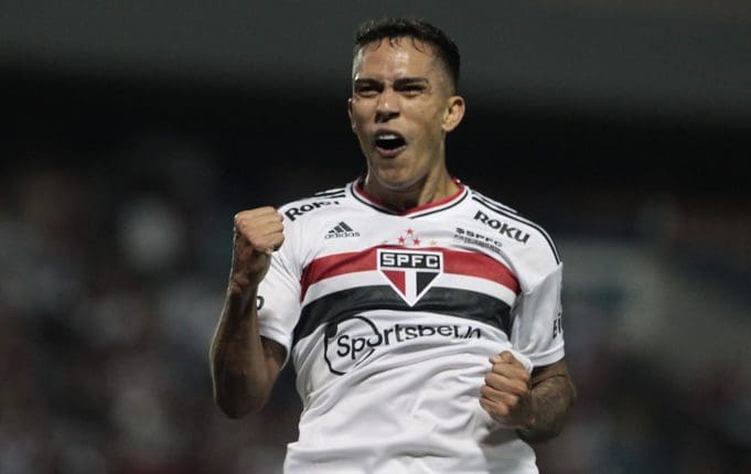 São Paulo confirma a renovação do lateral-direito Igor Vinícius