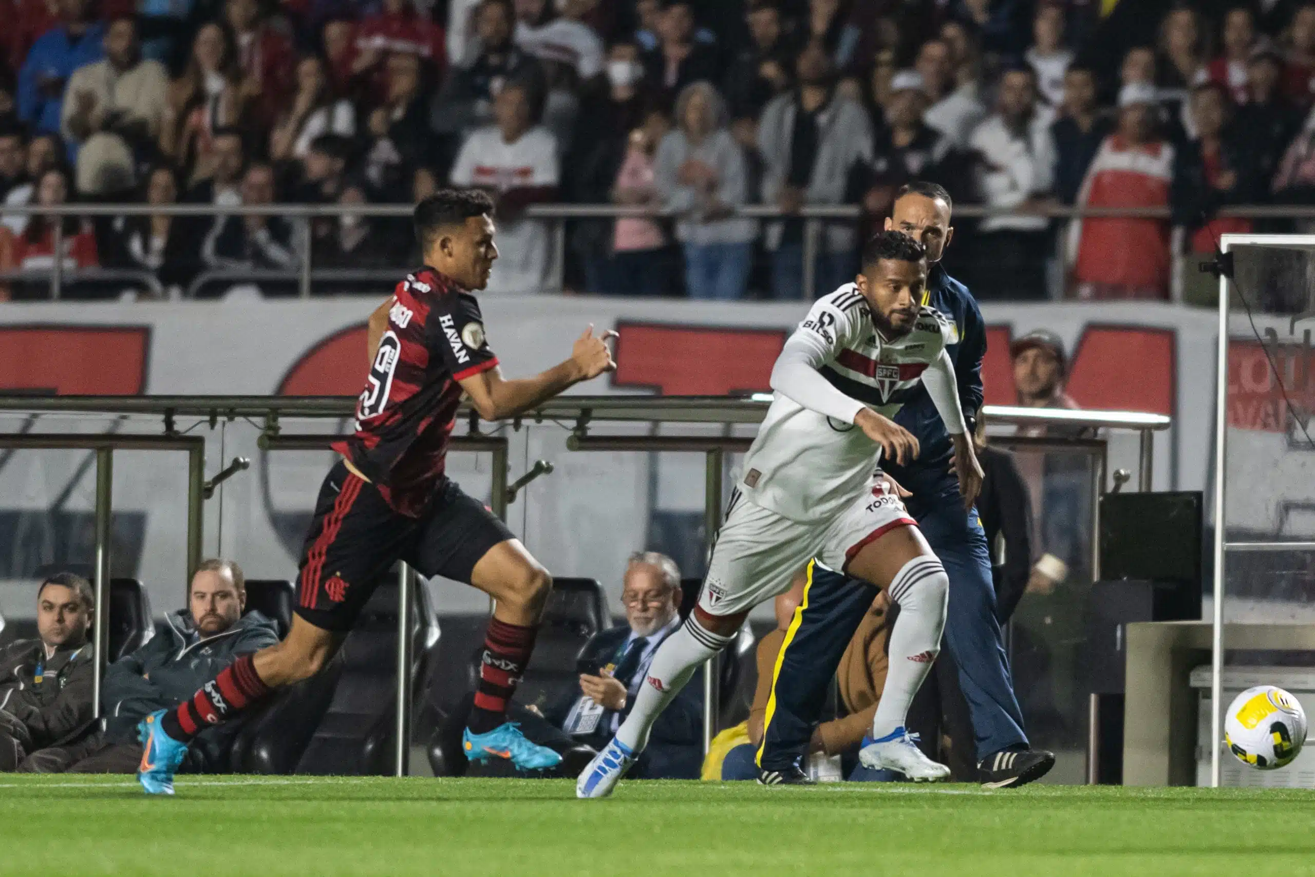 São Paulo é derrotado pelo Flamengo e chega a seis jogos seguidos sem vencer no Brasileirão