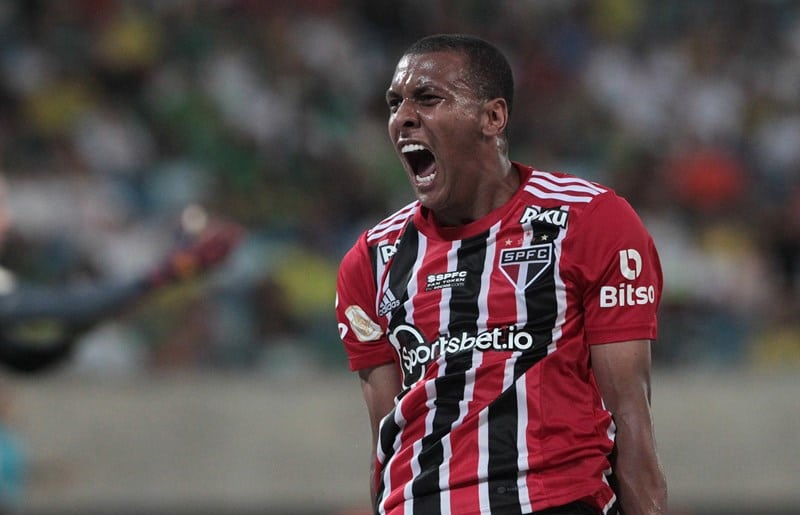 Zagueiro Luizão marca contra o Cuiabá