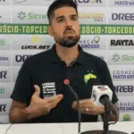 Antônio Oliveira explica saída de Deyverson no intervalo