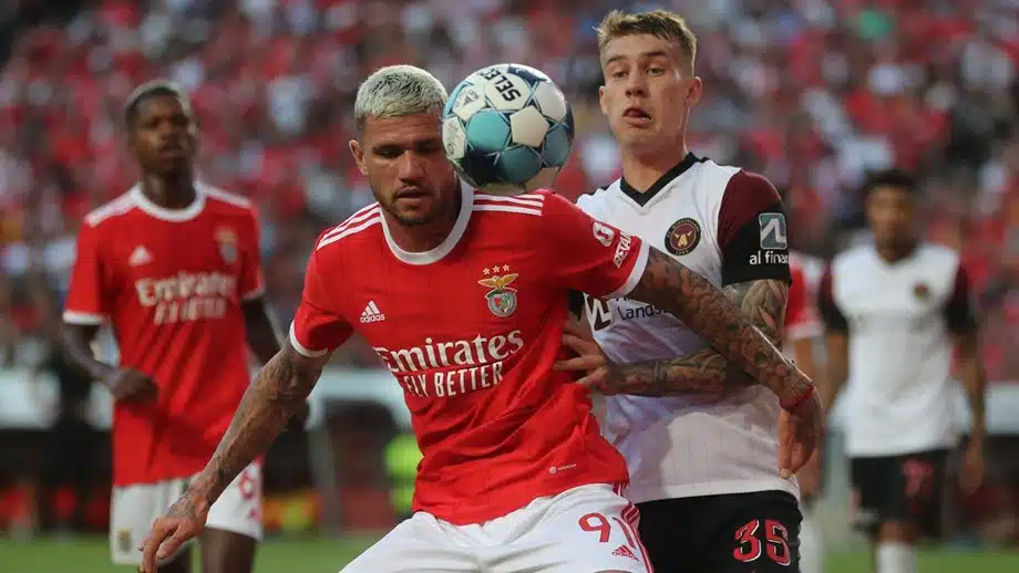 Morato se contunde atuando pelo Benfica