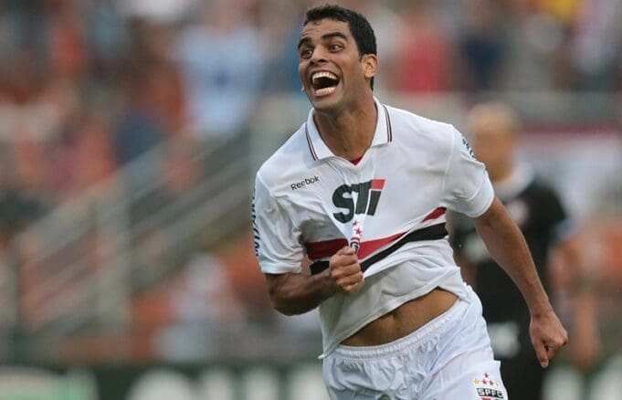 Maicon, ex-jogador do São Paulo, anuncia aposentadoria do futebol