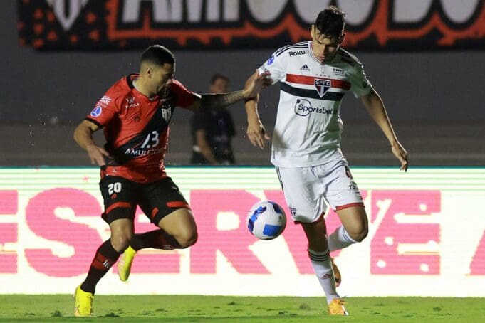 São Paulo é derrotado pelo Atlético-GO e sai atrás na busca por uma vaga na final da Sul-Americana