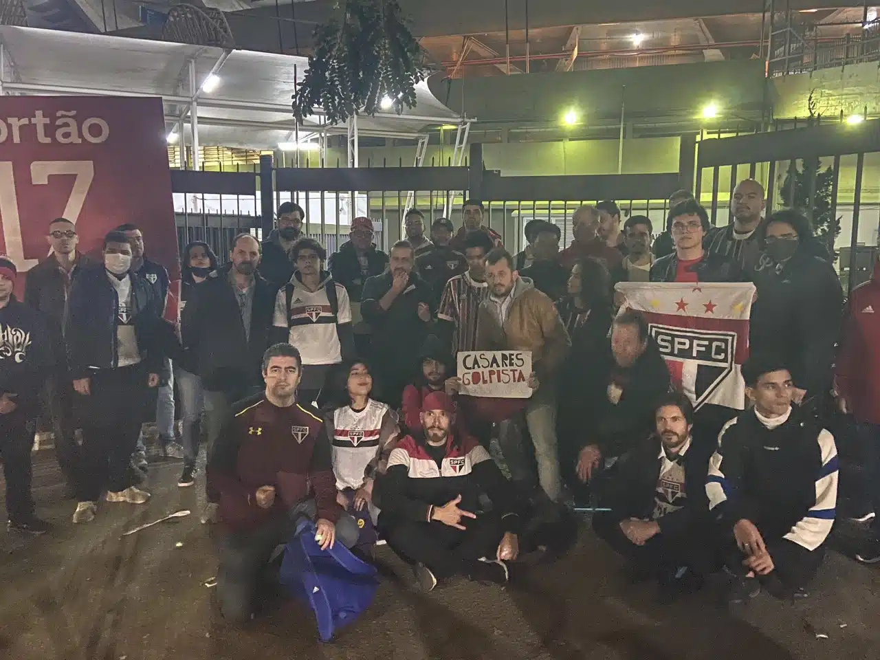 Torcedores do São Paulo protestam contra votação que visa mudança no estatuto do clube