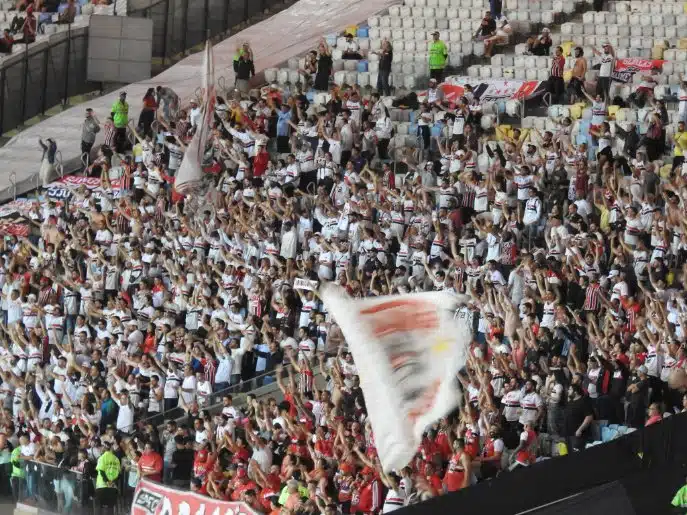 Torcida do São Paulo apoia o time mesmo com eliminação na Copa do Brasil; assista vídeo