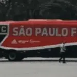 Veja como foi a recepção da torcida do São Paulo na chegada do ônibus do time ao Morumbi