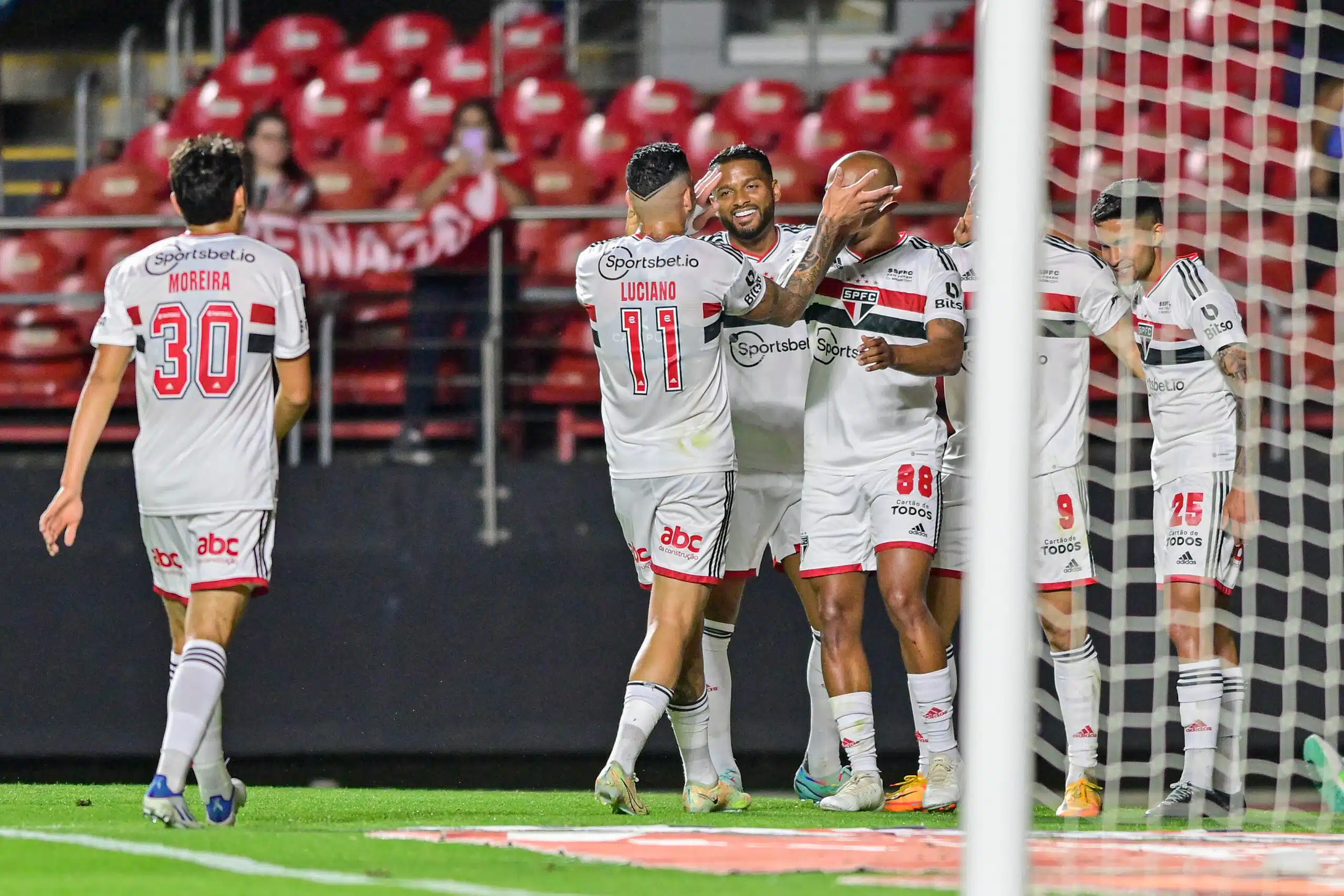 Com gol no último minuto, São Paulo vence o Atlético-GO no Morumbi