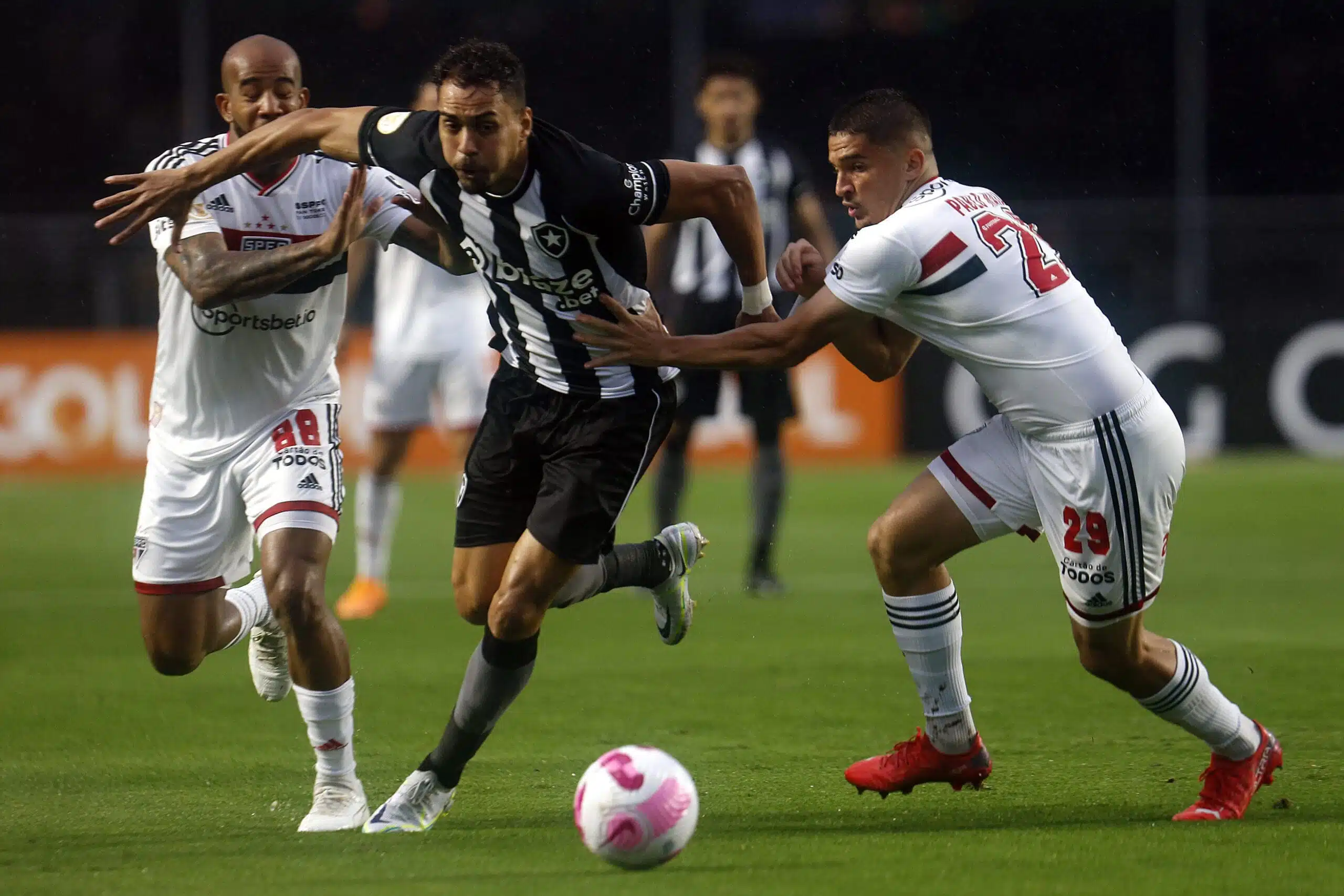 Em tarde de chuva intensa no Morumbi, São Paulo é derrotado pelo Botafogo