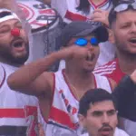 Torcedores do São Paulo usam narizes de palhaço em protesto pela derrota na final da Sul-Americana