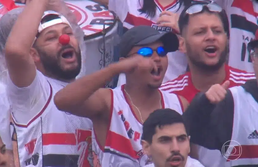 Torcedores do São Paulo usam narizes de palhaço em protesto pela derrota na final da Sul-Americana