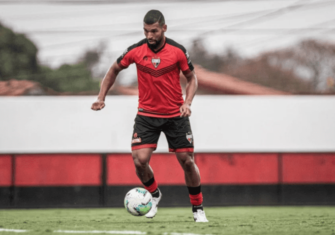 Jogador do Atlético-GO projeta confronto com o São Paulo: 