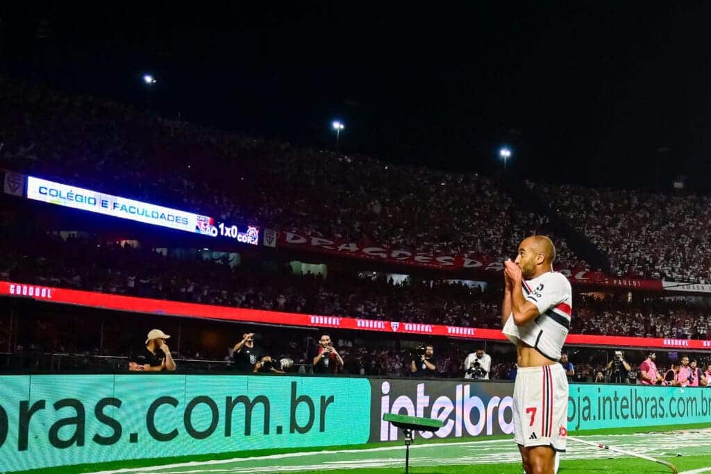 Lucas e a torcida do Tricolor contra Corinthians