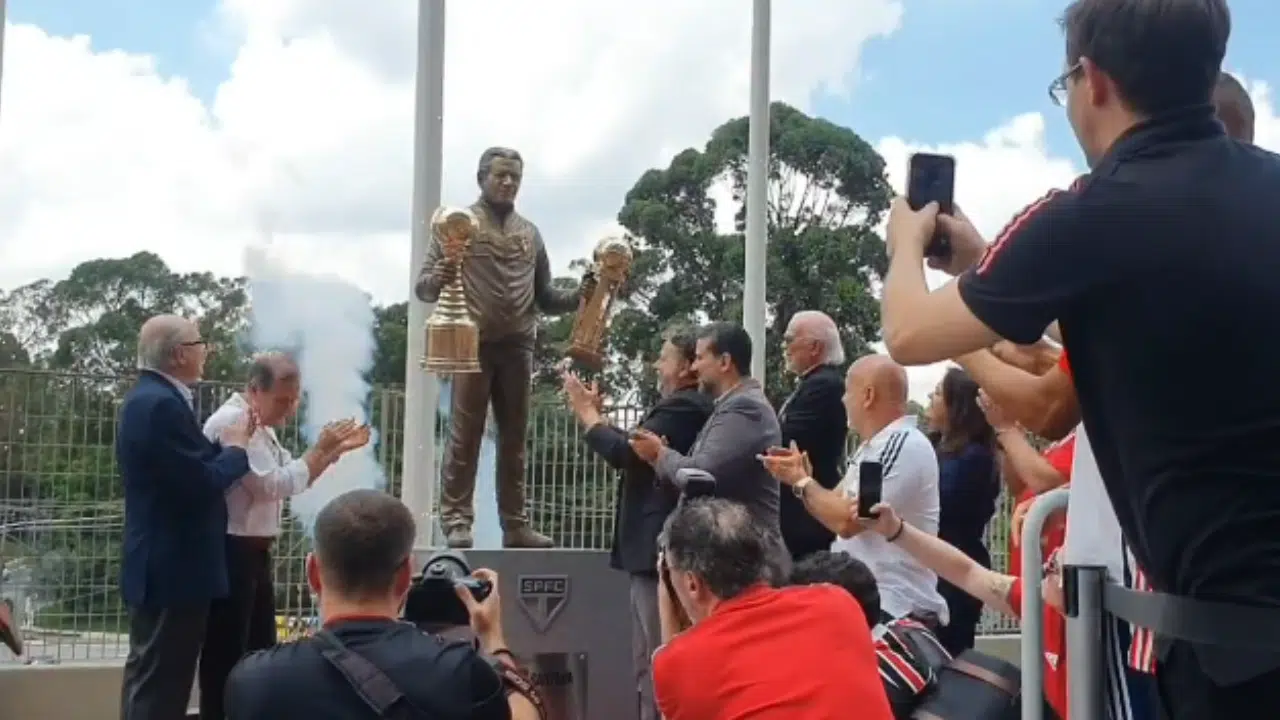 Estátua do Mestre Telê Santana é inaugurada no Morumbi; veja imagens