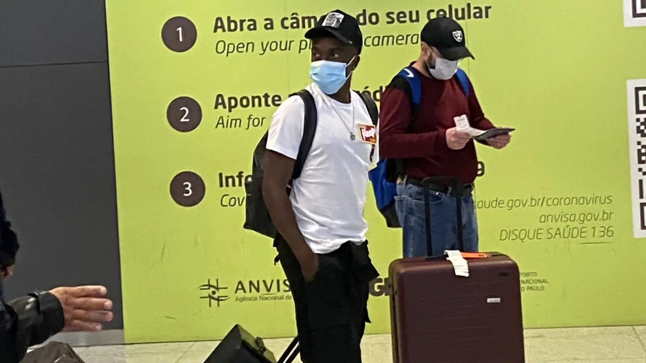 Jhegson Méndez chega ao Brasil para assinar com o São Paulo; veja imagens