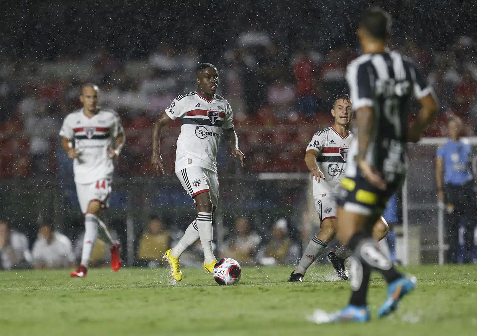 São Paulo tem mudança no meio-campo para jogo contra o São Bernardo