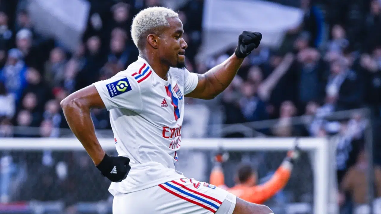 Ex-São Paulo marca golaço de falta e ajuda Lyon em vitória no Campeonato Francês