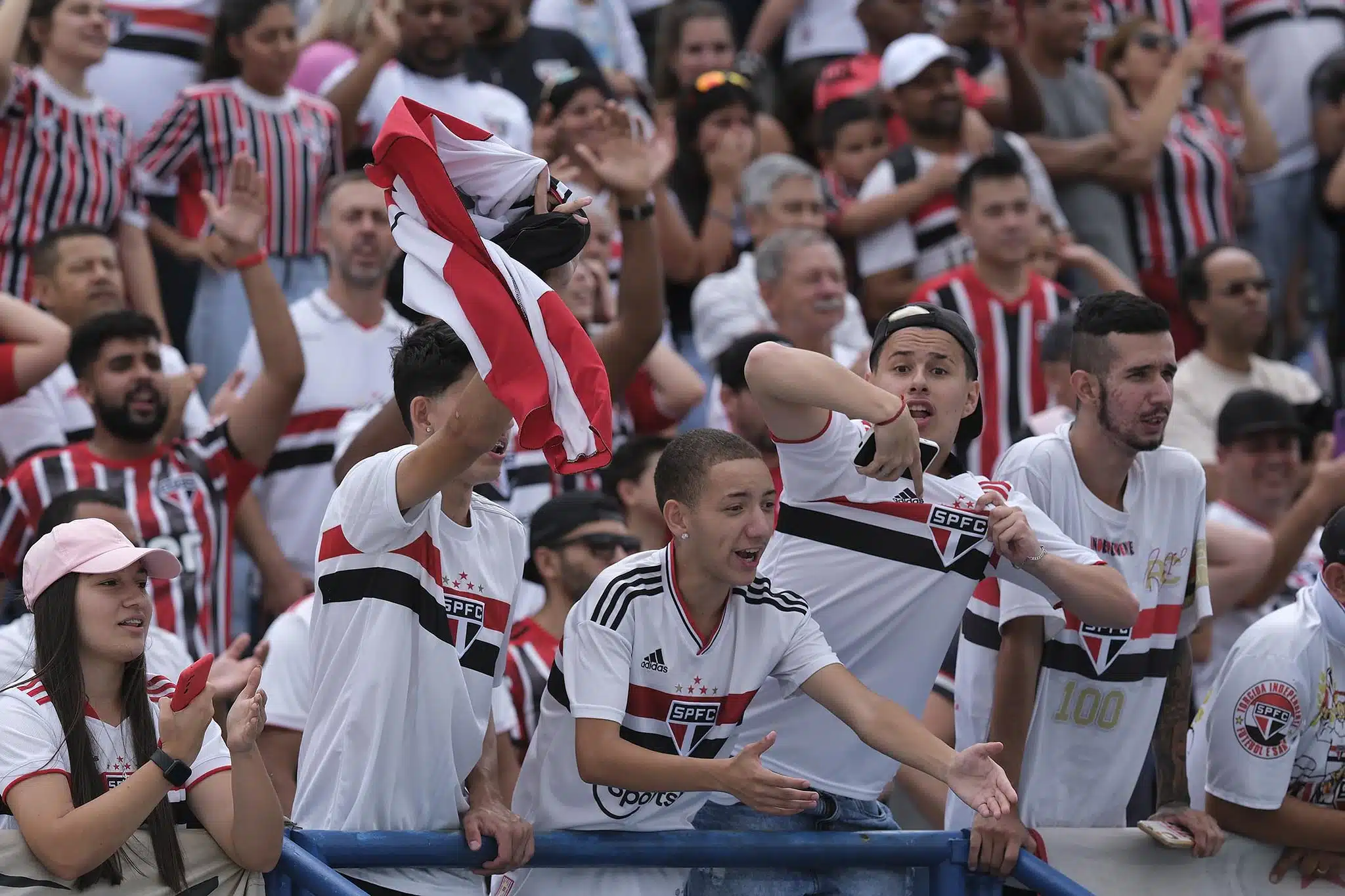 Torcida do São Paulo vibra com o time em vitória fora de casa; confira o vídeo