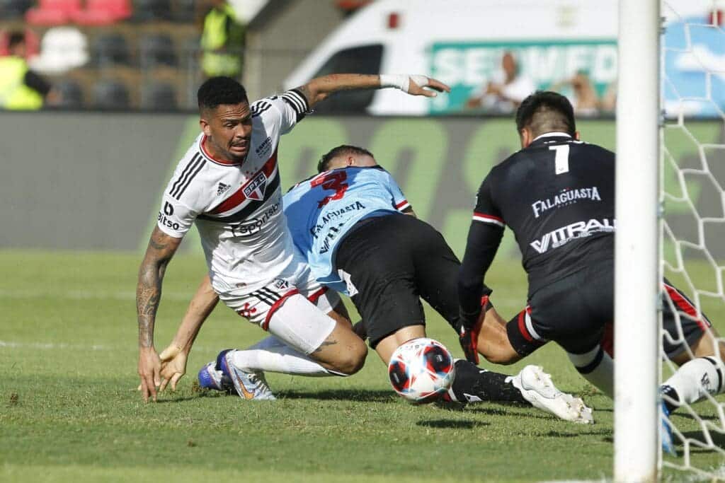 Luciano contra o Botafogo-SP