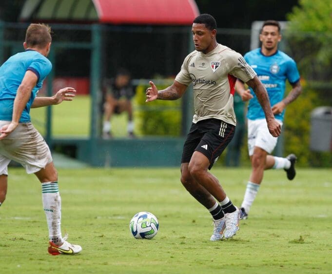 São Paulo vence Coritiba em jogo-treino no CT da Barra Funda; veja fotos