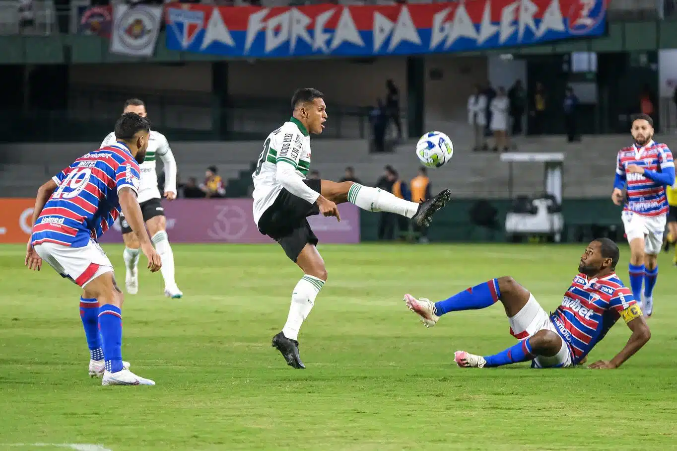 Adversário do São Paulo no Brasileirão, Coritiba vive momento complicado na temporada